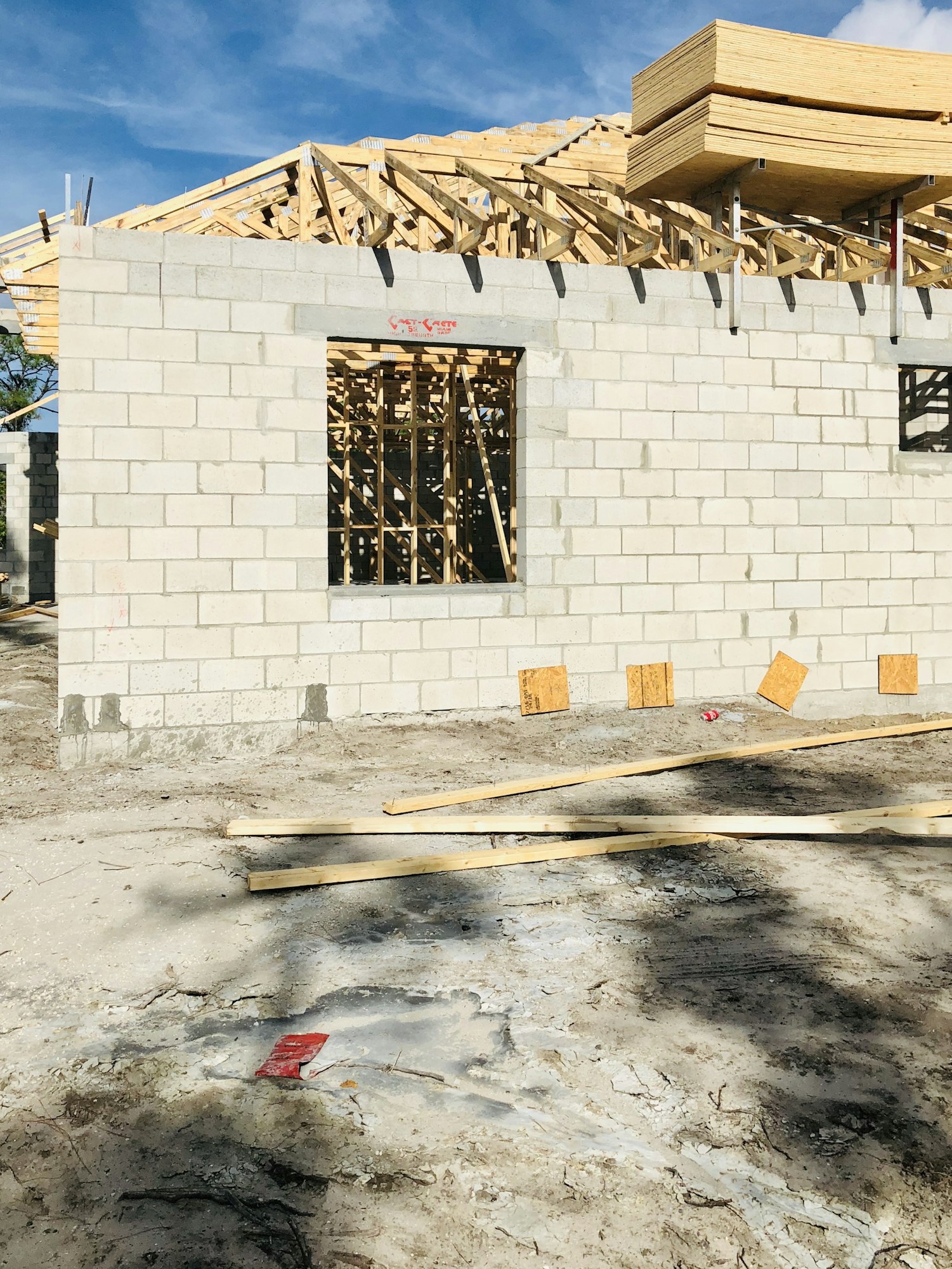 A ne home under construction.